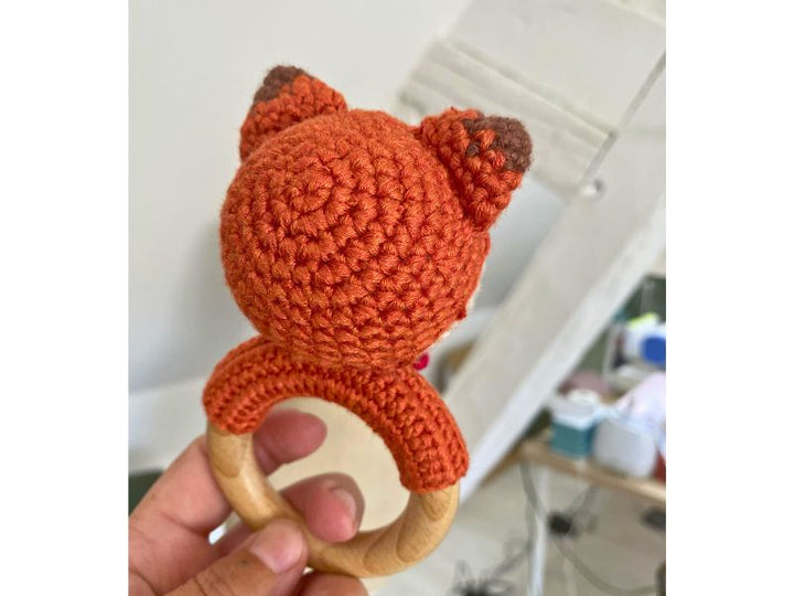Hochet renard au crochet - compagnon sensoriel tout doux