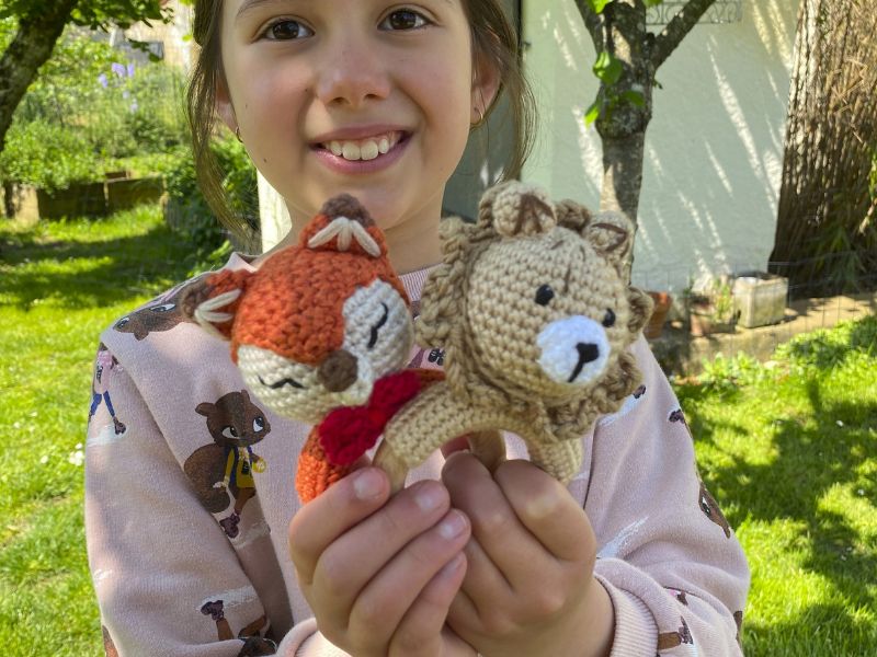 Hochet renard au crochet - compagnon sensoriel tout doux