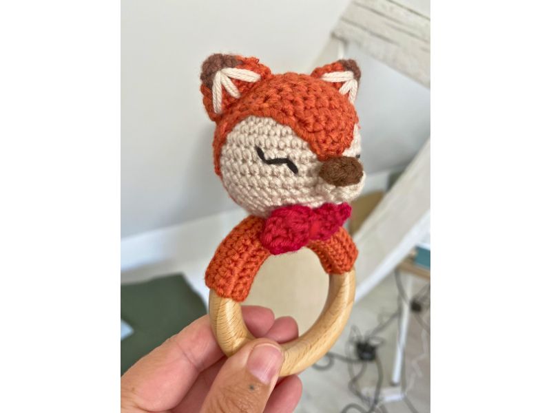 Hochet renard au crochet - compagnon sensoriel tout doux