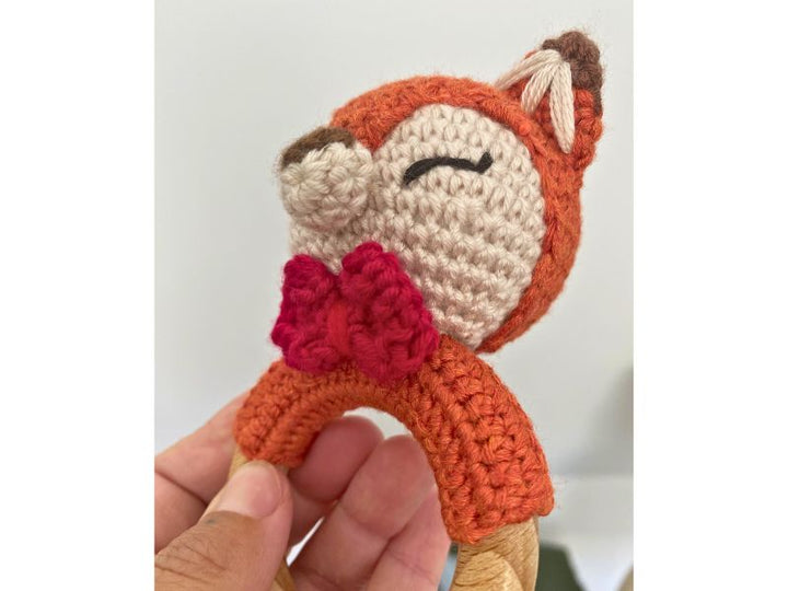 Hochet renard au crochet - compagnon sensoriel tout doux