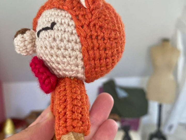 Hochet renard au crochet - compagnon sensoriel tout doux