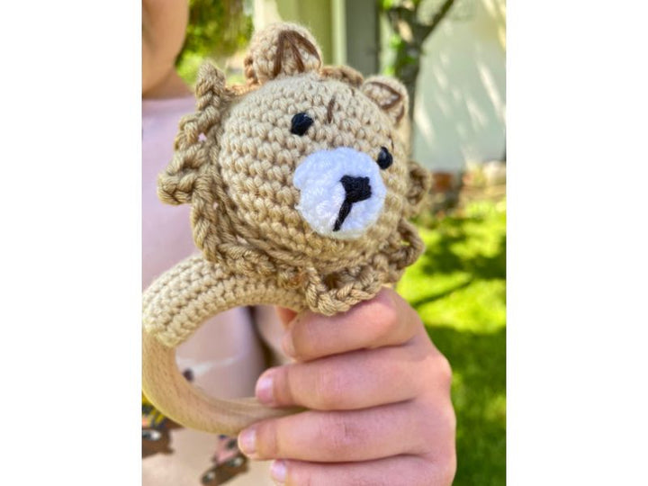 Hochet lion au crochet - compagnon d’éveil chaleureux