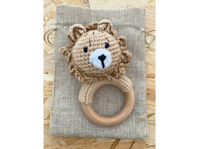 Hochet lion au crochet - compagnon d’éveil chaleureux