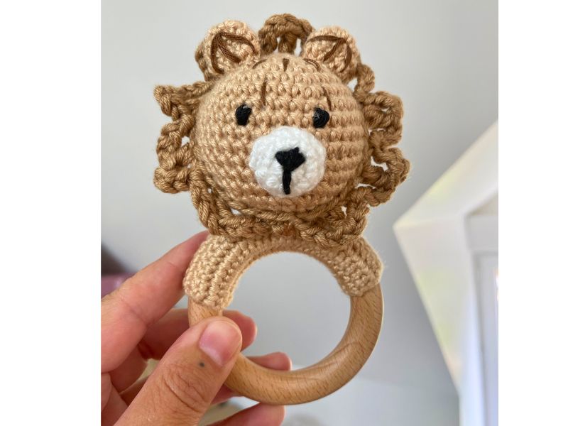 Hochet lion au crochet - compagnon d’éveil chaleureux