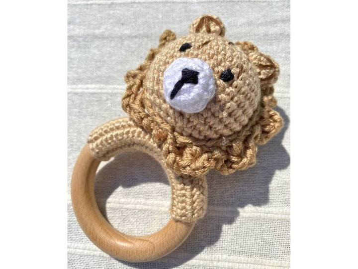 Hochet lion au crochet - compagnon d’éveil chaleureux