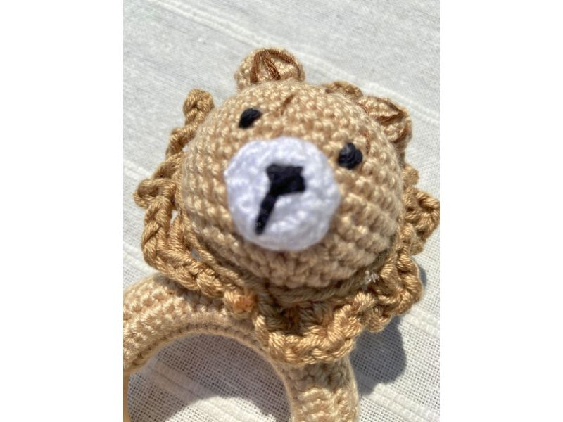 Hochet lion au crochet - compagnon d’éveil chaleureux