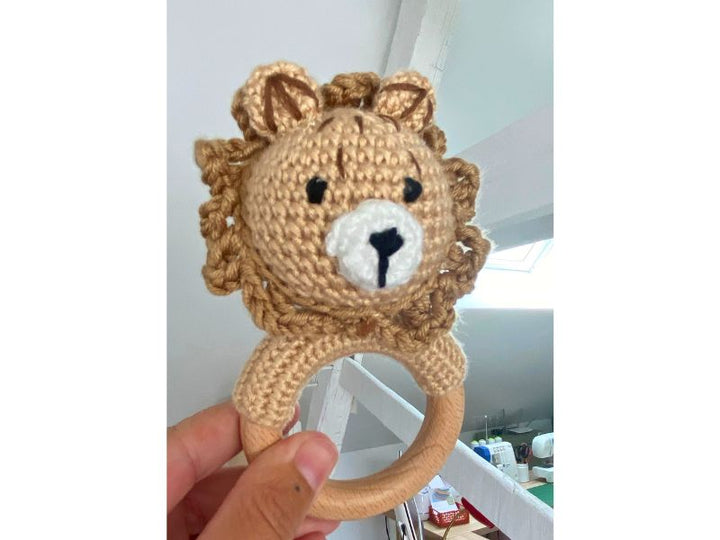 Hochet lion au crochet - compagnon d’éveil chaleureux