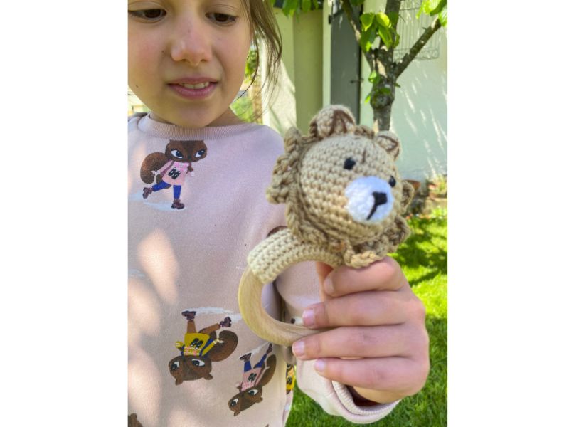 Hochet lion au crochet - compagnon d’éveil chaleureux