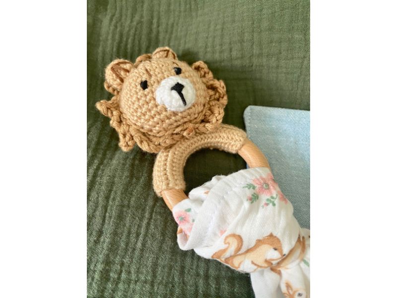 Hochet lion au crochet - compagnon d’éveil chaleureux