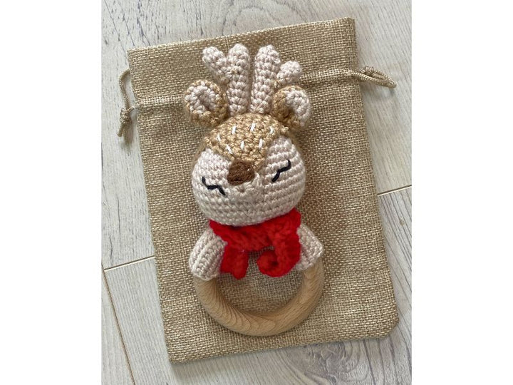 Hochet renne au crochet - tendre compagnon d’éveil