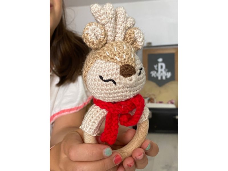 Hochet renne au crochet - tendre compagnon d’éveil