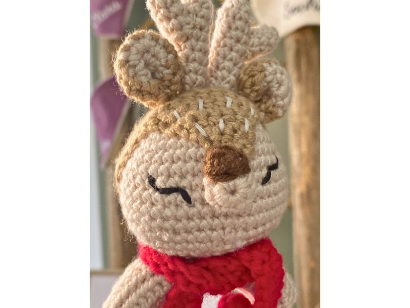 Hochet renne au crochet - tendre compagnon d’éveil