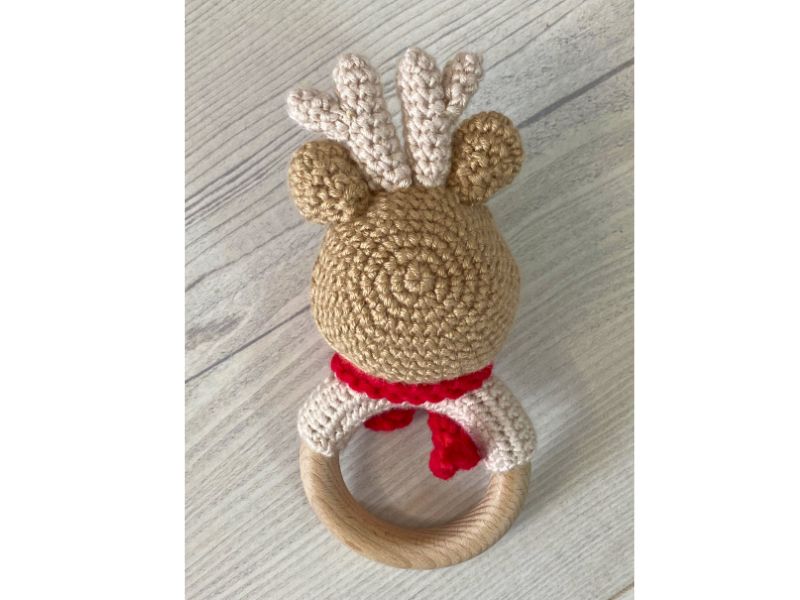 Hochet renne au crochet - tendre compagnon d’éveil