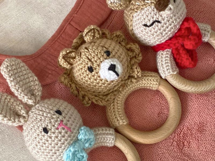 Hochet renne au crochet - tendre compagnon d’éveil