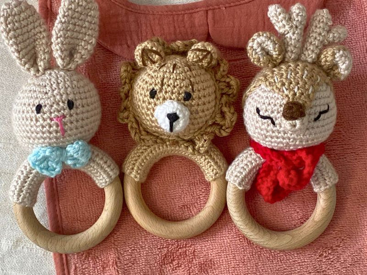 Hochet renne au crochet - tendre compagnon d’éveil