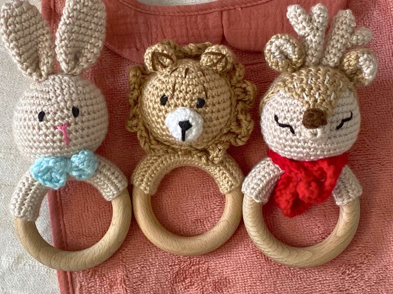 Hochet renne au crochet - tendre compagnon d’éveil