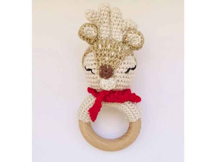 Hochet renne au crochet - tendre compagnon d’éveil