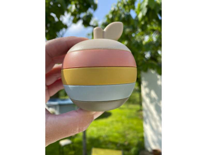 Jouet pomme en silicone – douceur apaisante pour bébé