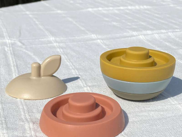 Jouet pomme en silicone – douceur apaisante pour bébé