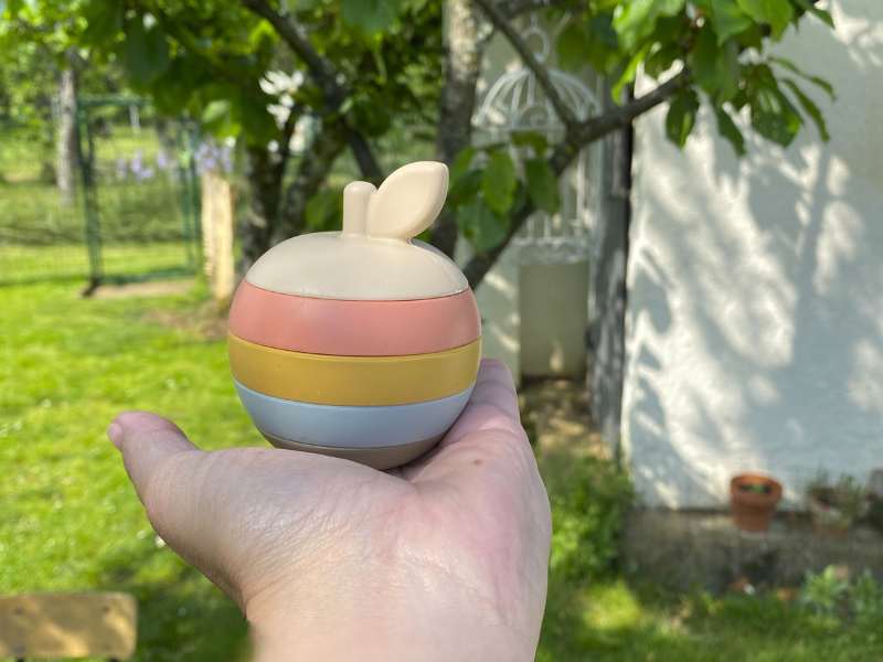 Jouet pomme en silicone – douceur apaisante pour bébé