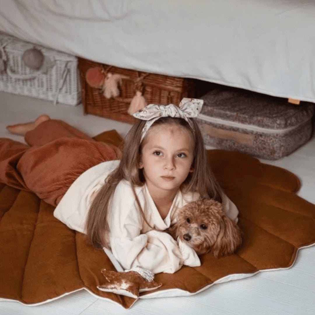 Tapis de jeu en lin “coquillage” – caramel, élégant et naturel