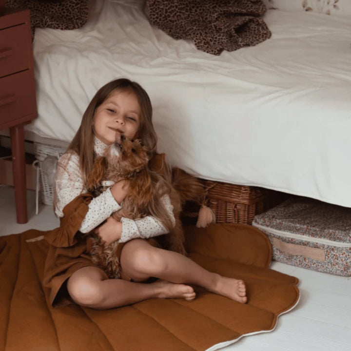 Tapis de jeu en lin “coquillage” – caramel, élégant et naturel
