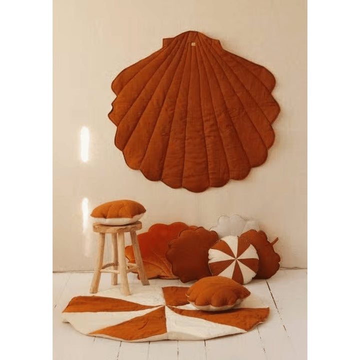 Tapis de jeu en lin “coquillage” – caramel, élégant et naturel
