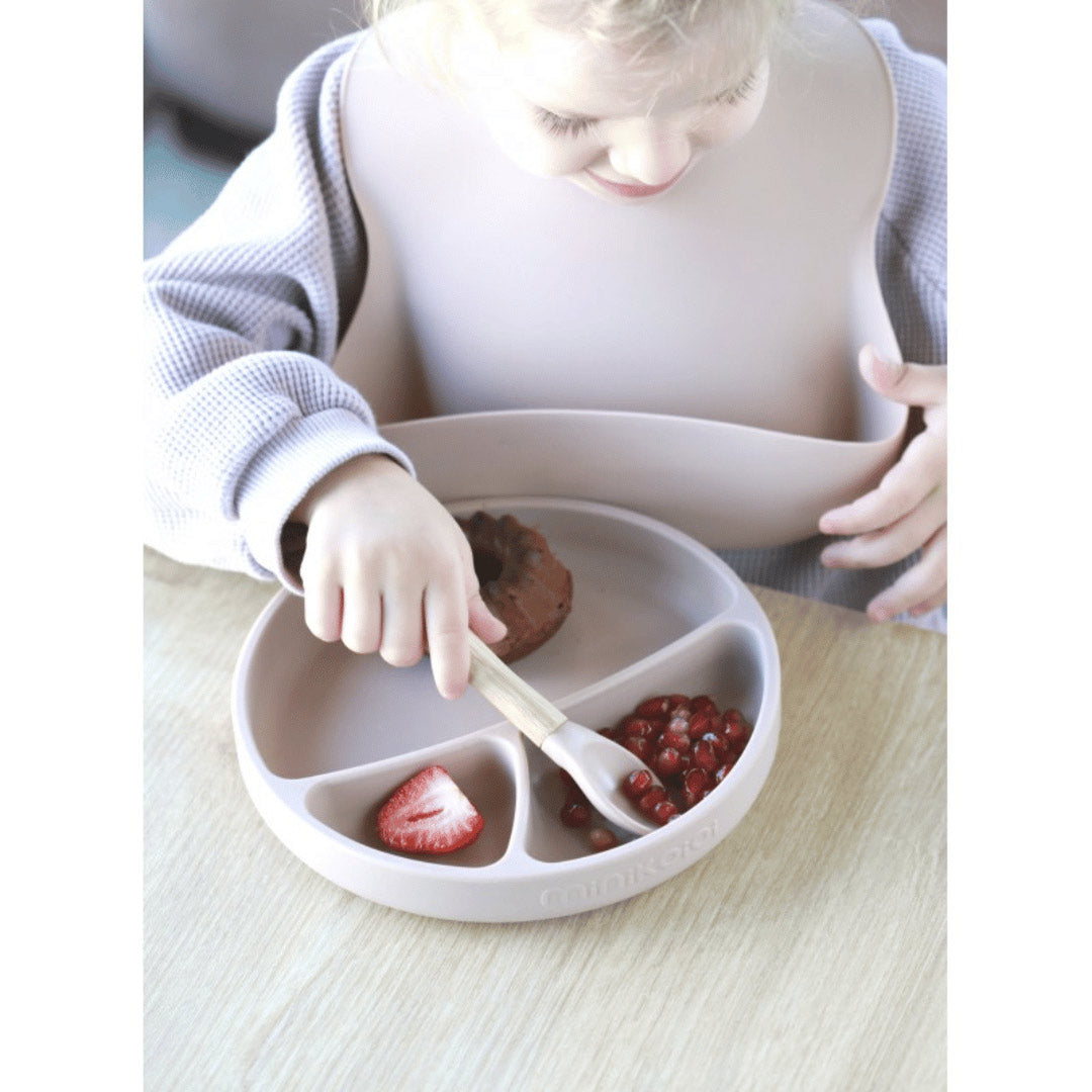 MINIKOIOI SET BEBE EN SILICONE : ASSIETTE BAVOIR CUILLERE BEIGE