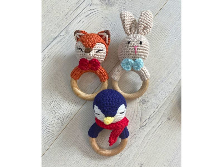 Hochet pingouin au crochet - douceur et éveil