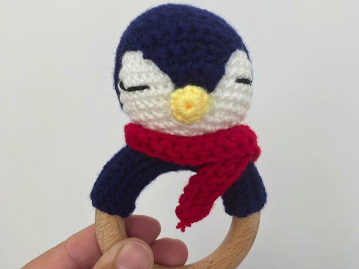 Hochet pingouin au crochet - douceur et éveil
