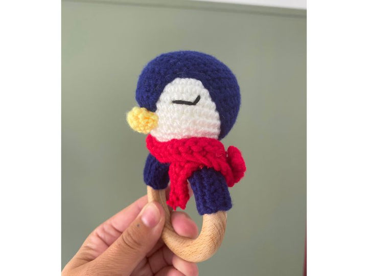 Hochet pingouin au crochet - douceur et éveil
