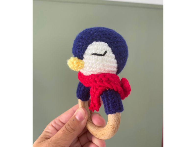 Hochet pingouin au crochet - douceur et éveil