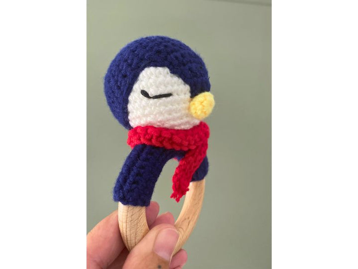 Hochet pingouin au crochet - douceur et éveil