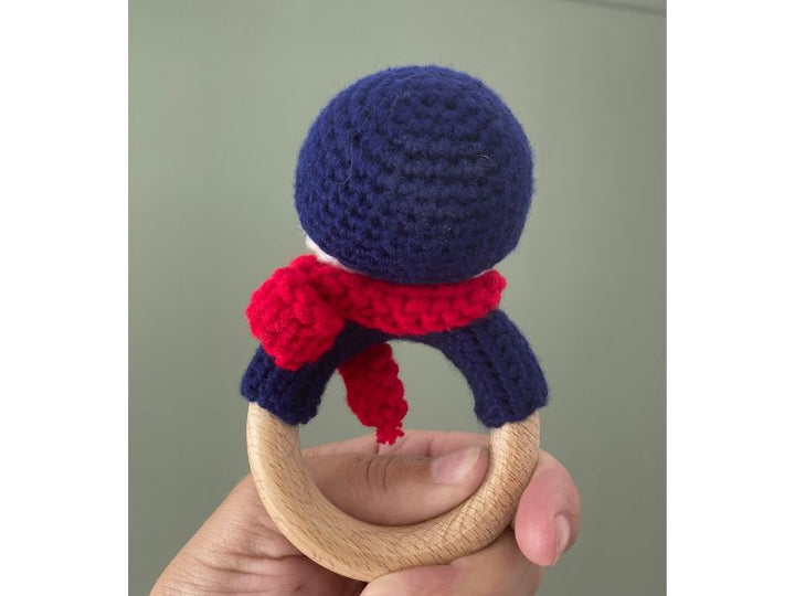 Hochet pingouin au crochet - douceur et éveil