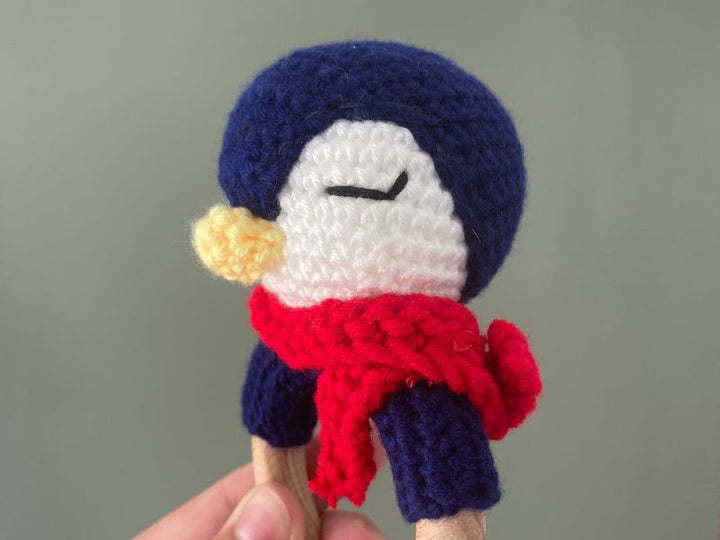 Hochet pingouin au crochet - douceur et éveil