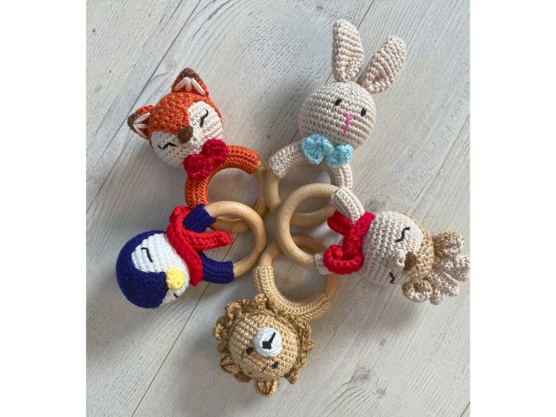 Hochet au crochet pingouin