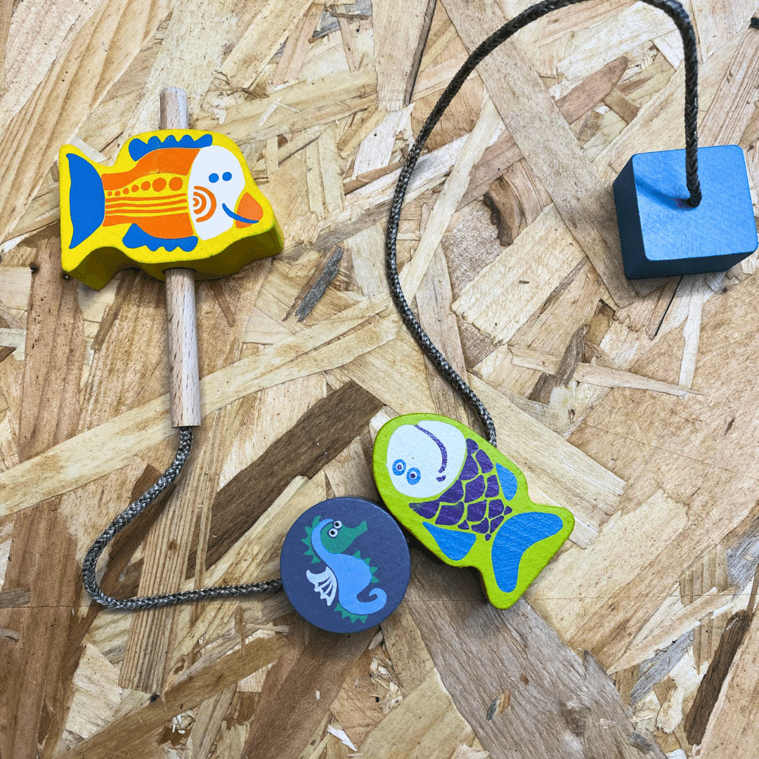 Jeu de poissons en bois à enfiler – jeu d’éveil éducatif