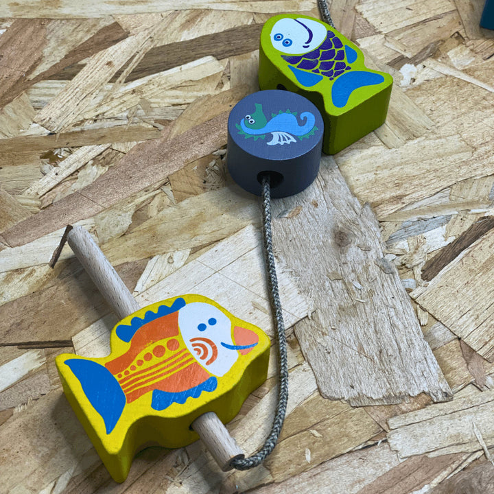 Jeu de poissons en bois à enfiler – jeu d’éveil éducatif