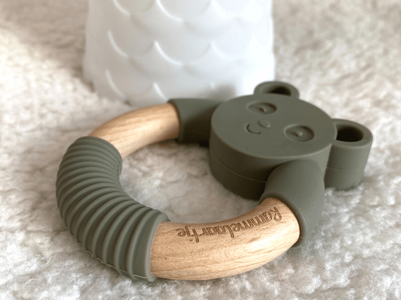 Anneau de dentition ours en silicone et bois - Kaki