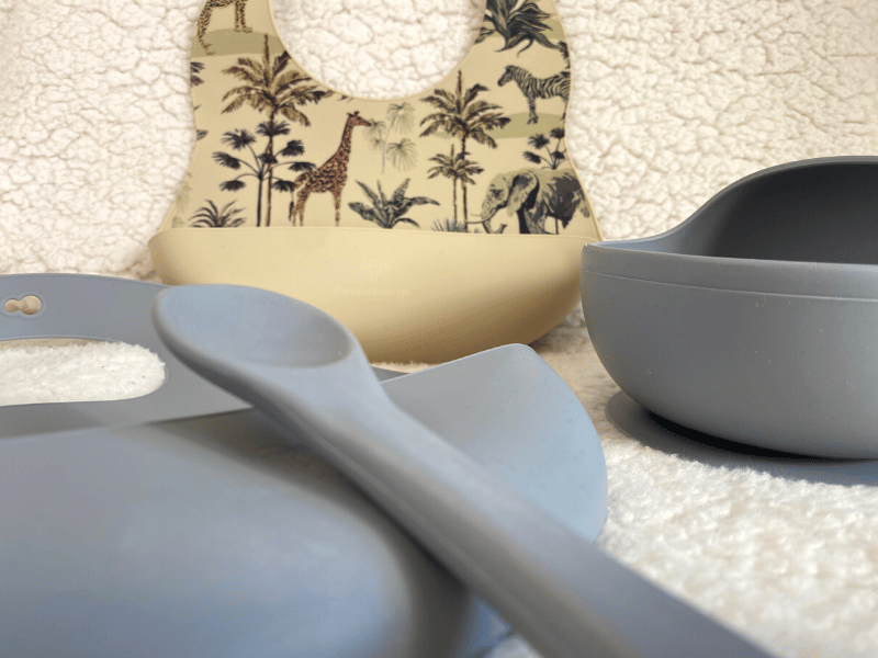 Coffret repas silicone jungle (bol, cuillère et 2 bavoirs) - Kaki